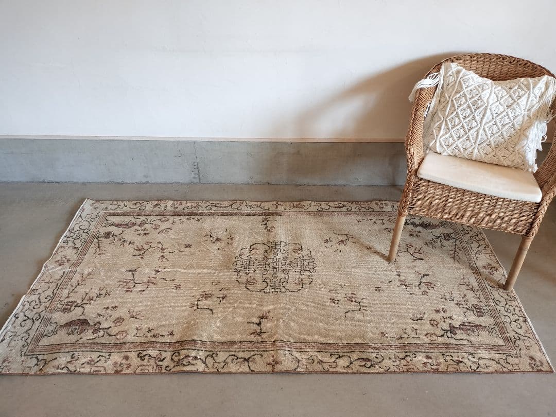 ベージュとブラウン　上品シノワズリラグ　No.717