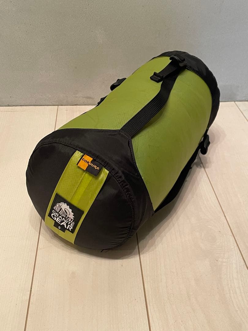 ISUKA 寝袋Down Plus Pokhara　収納具はグラナイトギア