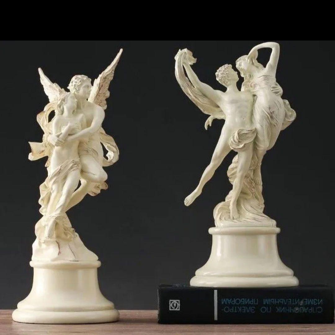 永遠の愛の象徵 ロマンティック 恋人たちの抱擁像