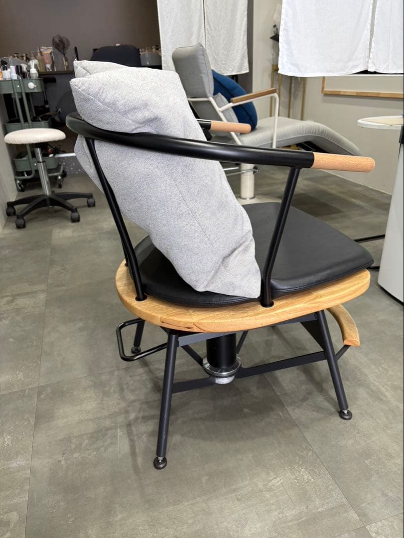 Smoå chair 02 グレーのクッション ブラックフレーム