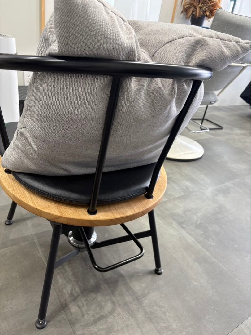 Smoå chair 02 グレーのクッション ブラックフレーム