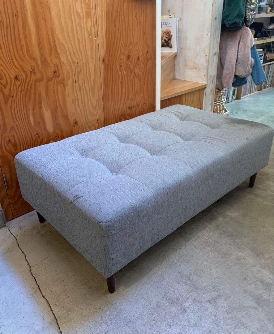 グレーの布製ソファ・デイベッド・ベンチソファ