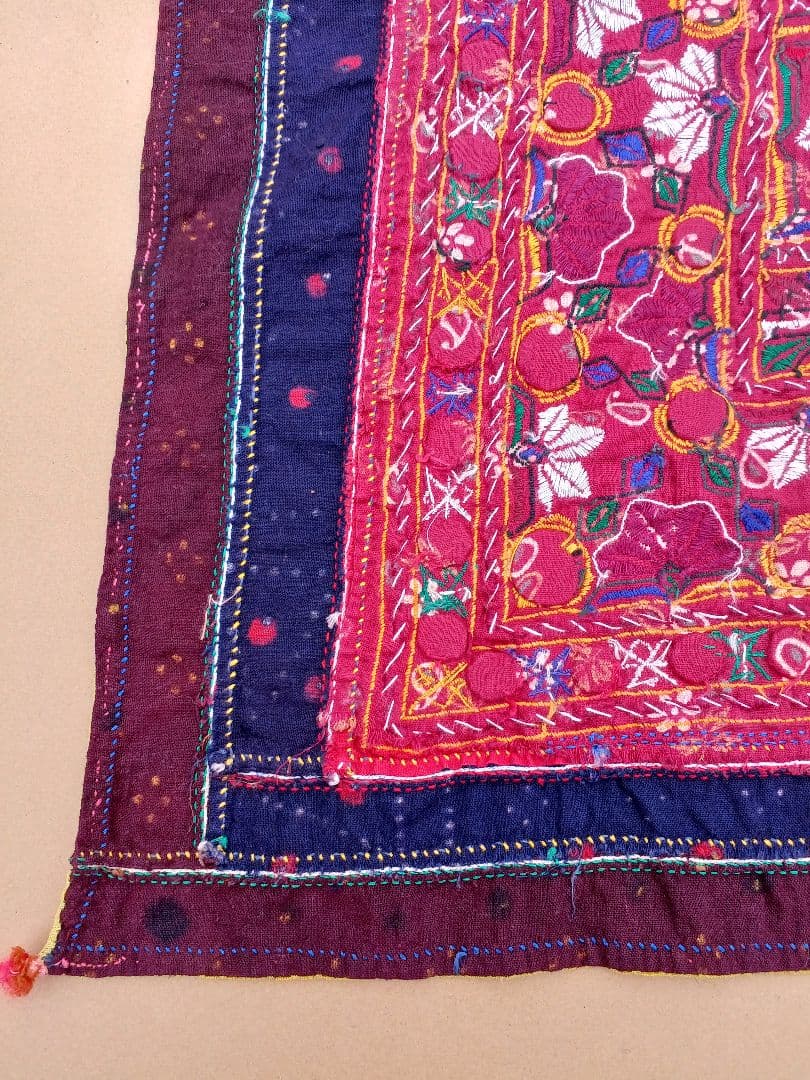 ミラーワーク刺繍の民族衣装