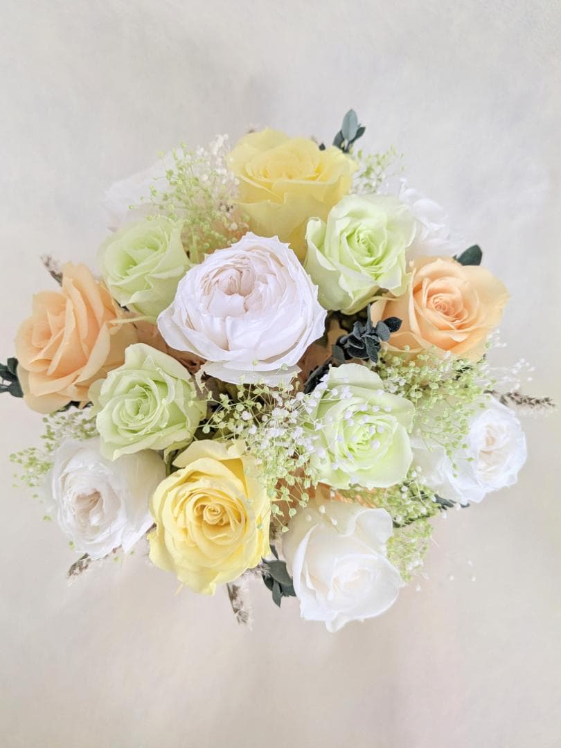 プリザーブドフラワー／ふんわりと明るく優しい薔薇たちの白い陶器アレンジ