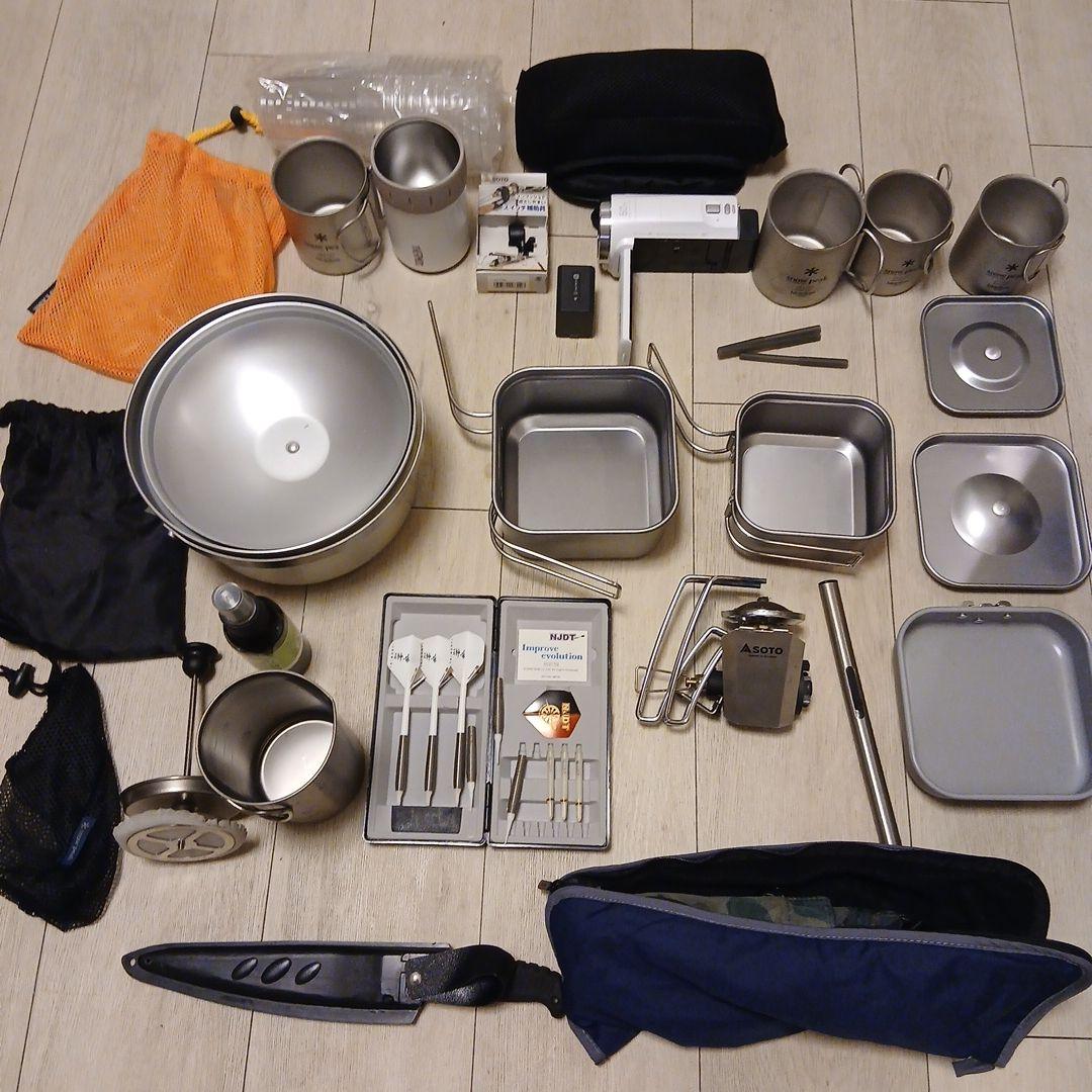 アウトドア調理器具セットとビデオカメラ