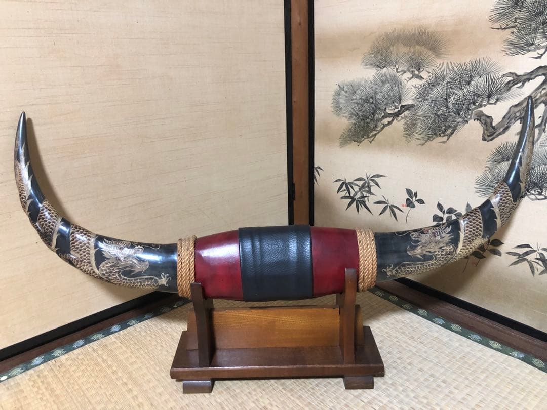 牛の角置物（竜の彫刻：台付き）