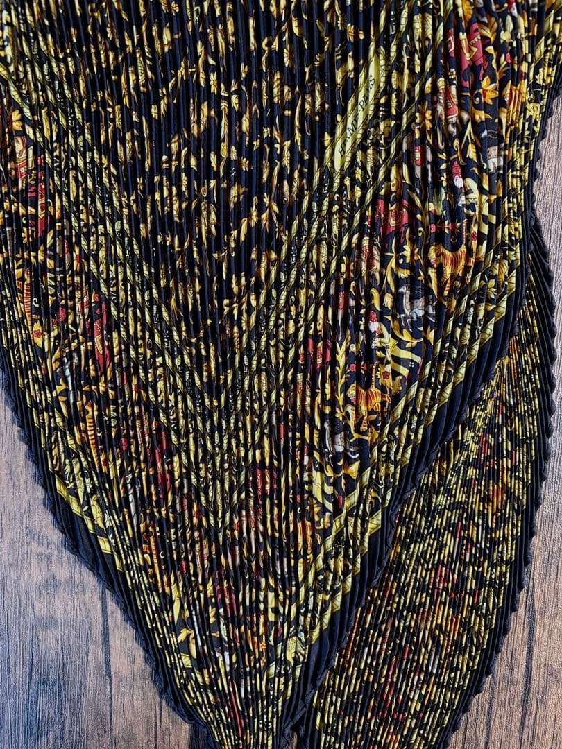 HERMES エルメス　プリーツスカーフ　カレ90 箱と巻き方説明書付き