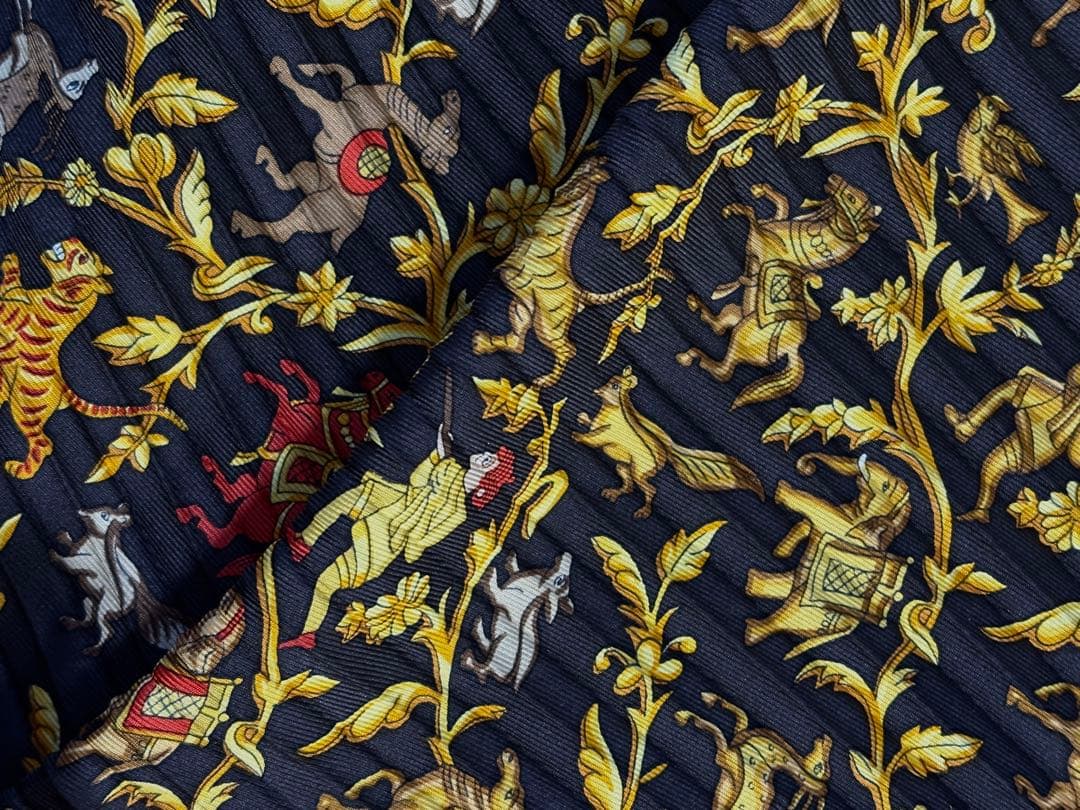 HERMES エルメス　プリーツスカーフ　カレ90 箱と巻き方説明書付き