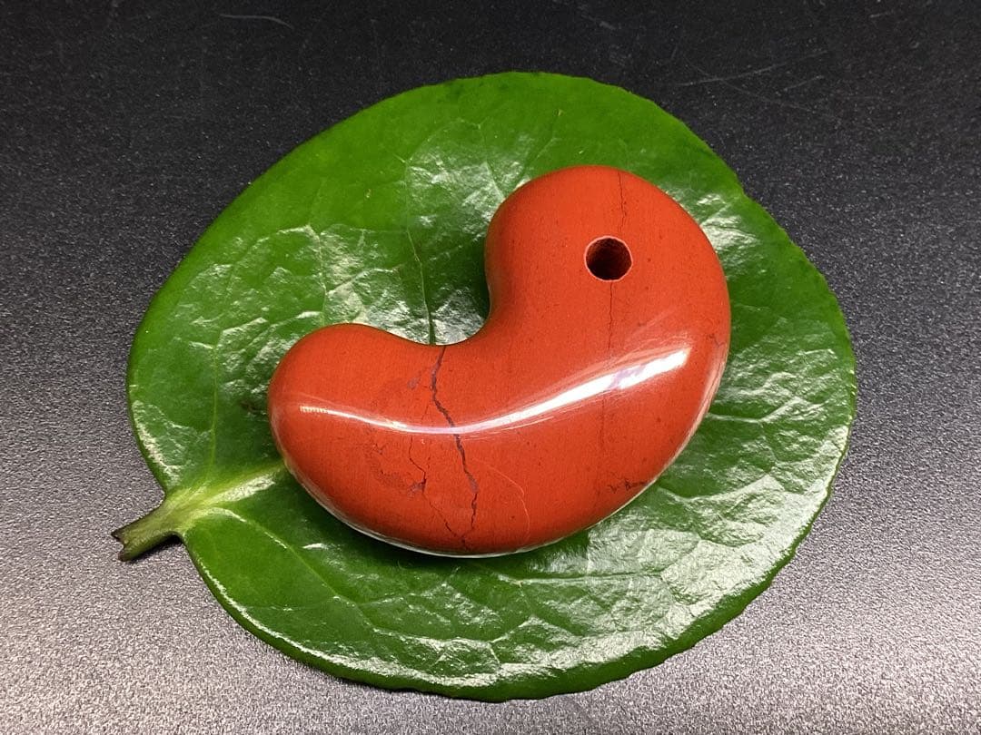 極上日本三大銘石‼️佐渡赤石勾玉　強力パワー黒線入り日本一美麗な赤色彩　安価卸し‼️