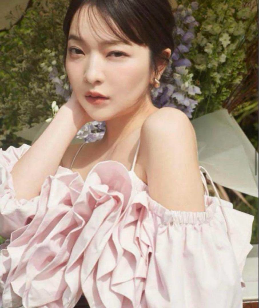 andequal ボリュームオフショルダーブラウス