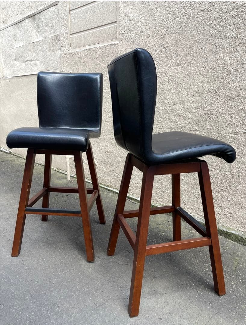 黒い合成皮革バースツール2脚セット