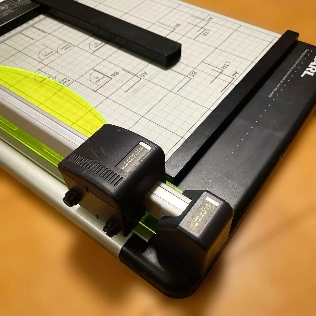 裁断機　CARL DC-210N