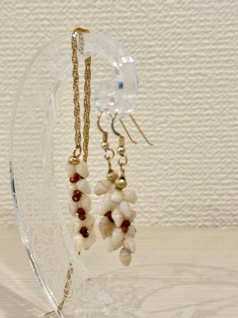 ニイハウシェルのピアスとネックレス