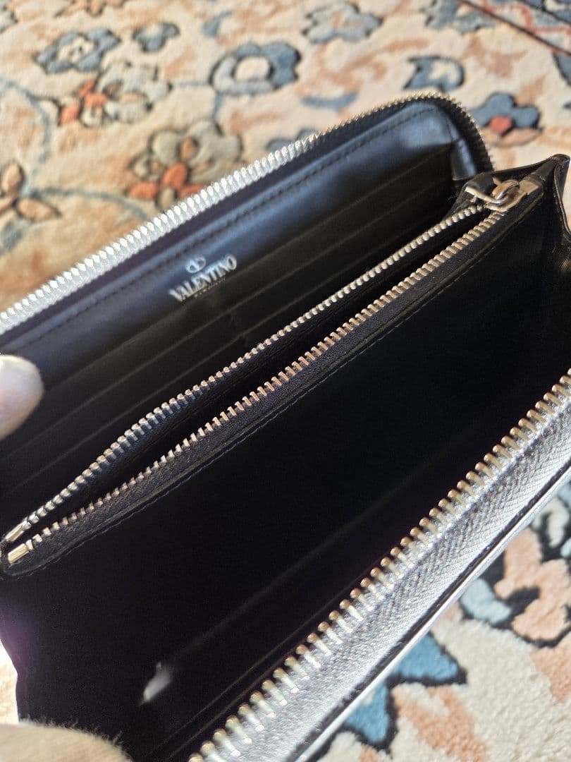 VALENTINO ロゴ入り レザー長財布　クリスマス限定セール