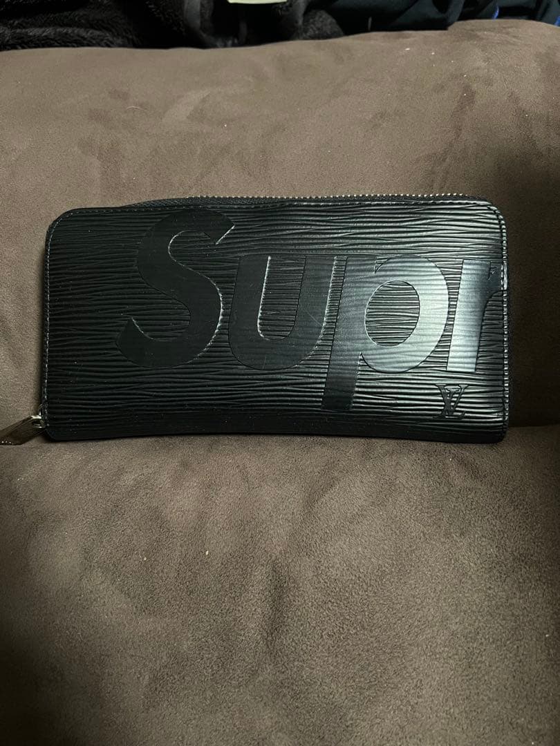 ブラック ラウンドファスナー 長財布 型押し レザー調