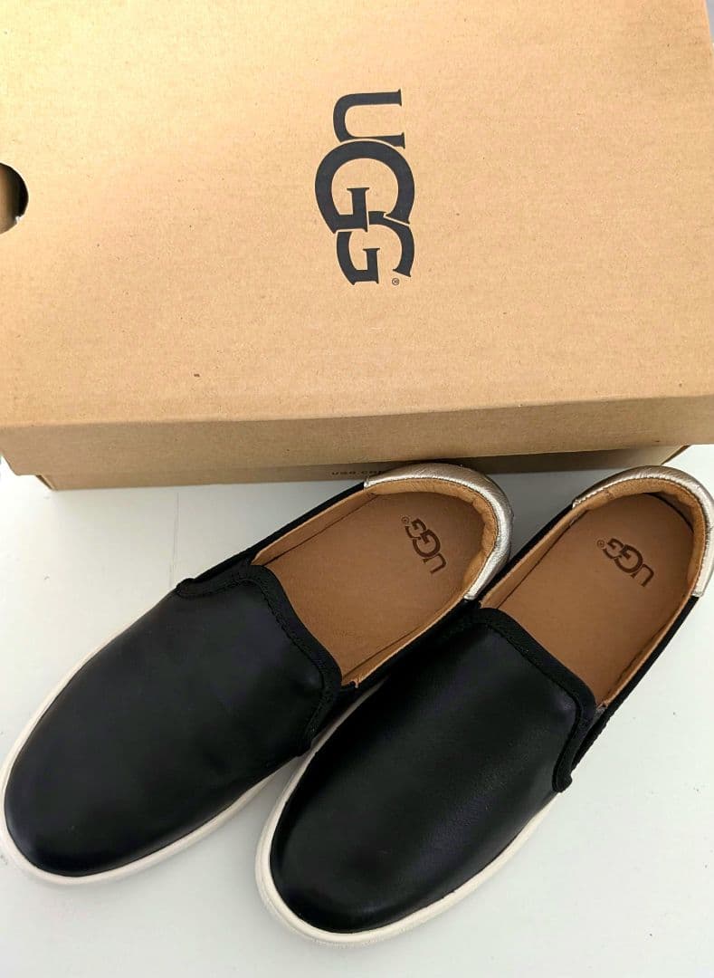 美品 UGG アグ【22.0】CAS キャス レザー スリッポン スニーカー 黒