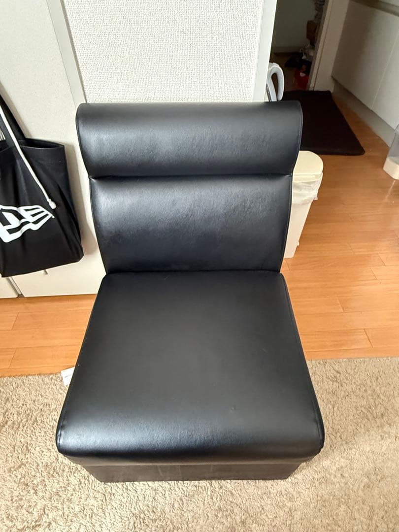 黒い1人掛けソファ