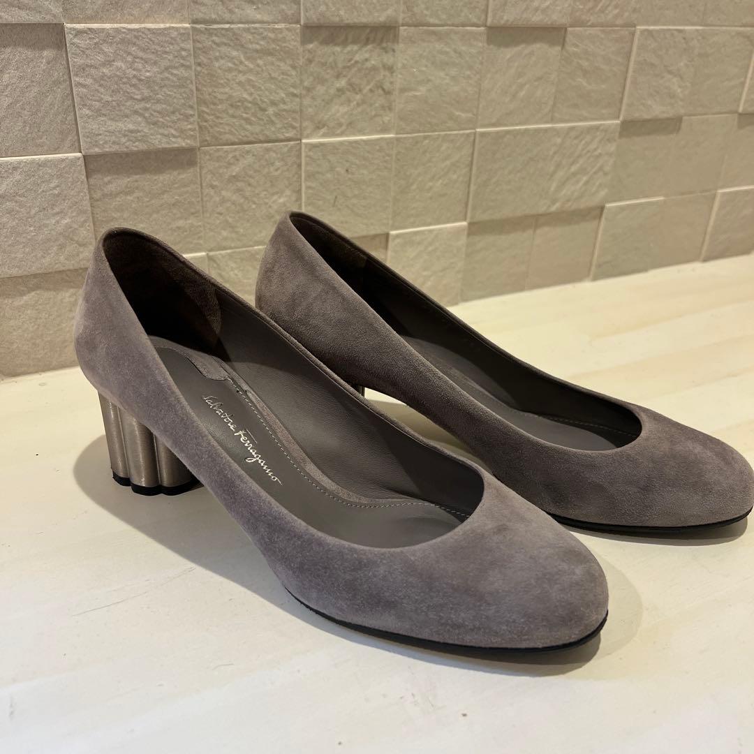フェラガモ　グレー スエード パンプス メタリックヒール