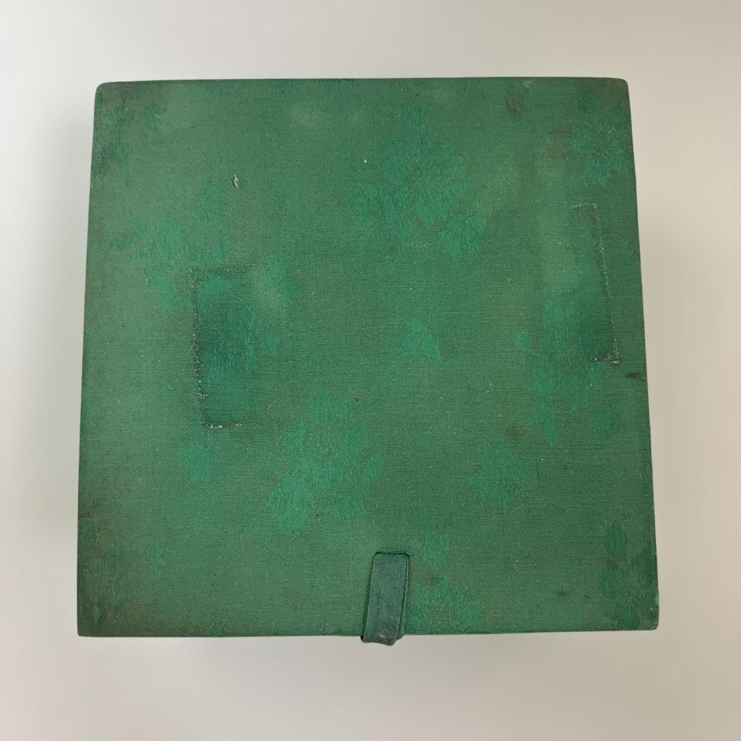 【箱付き】青白磁の女性人物画　中椀