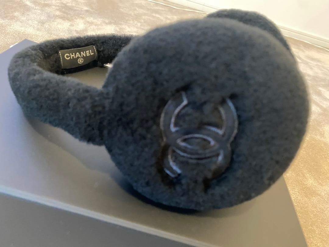 CHANEL 黒 フリース耳あて CCロゴ付き