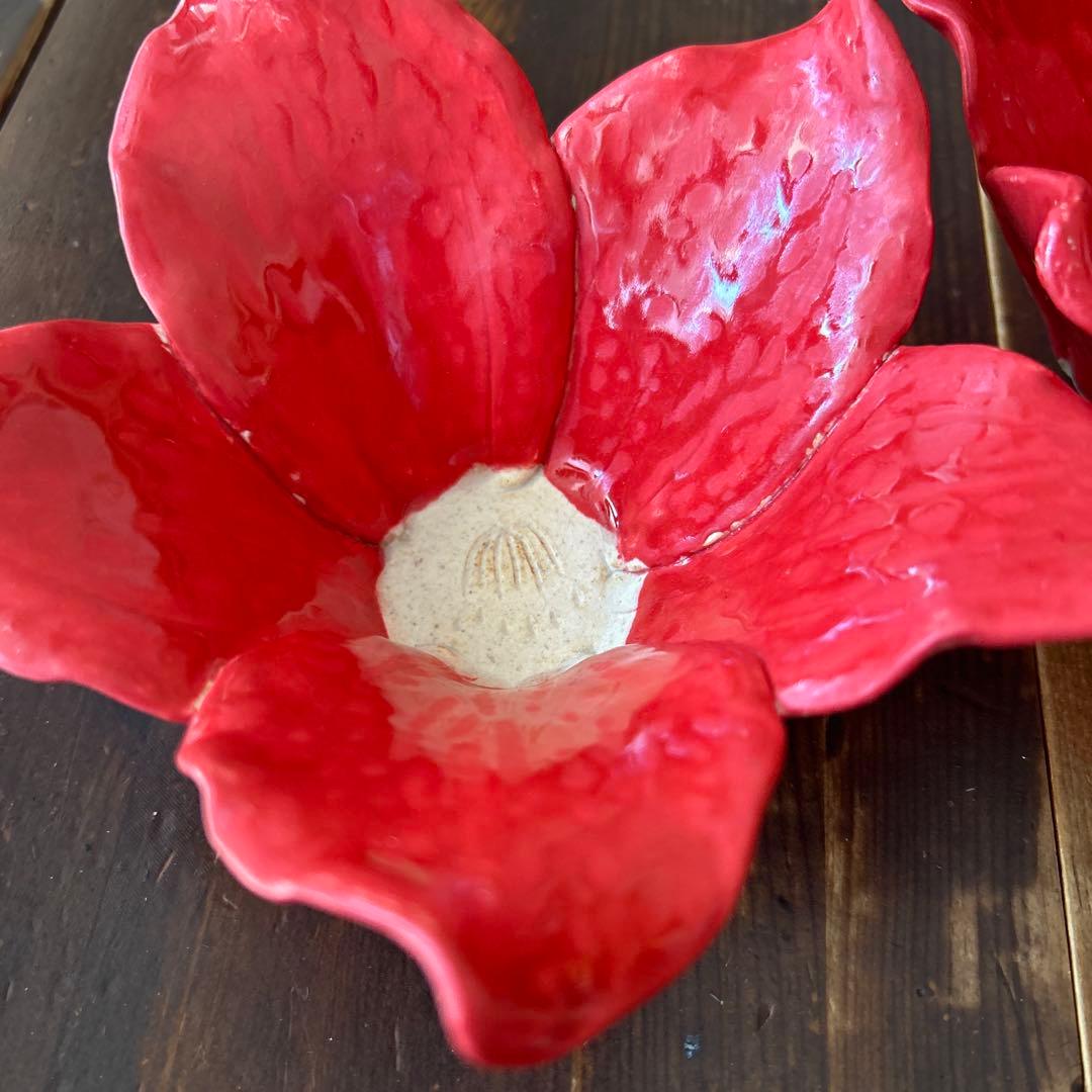 作家　陶芸作家　田中恒子　花びら　葉っぱ　器