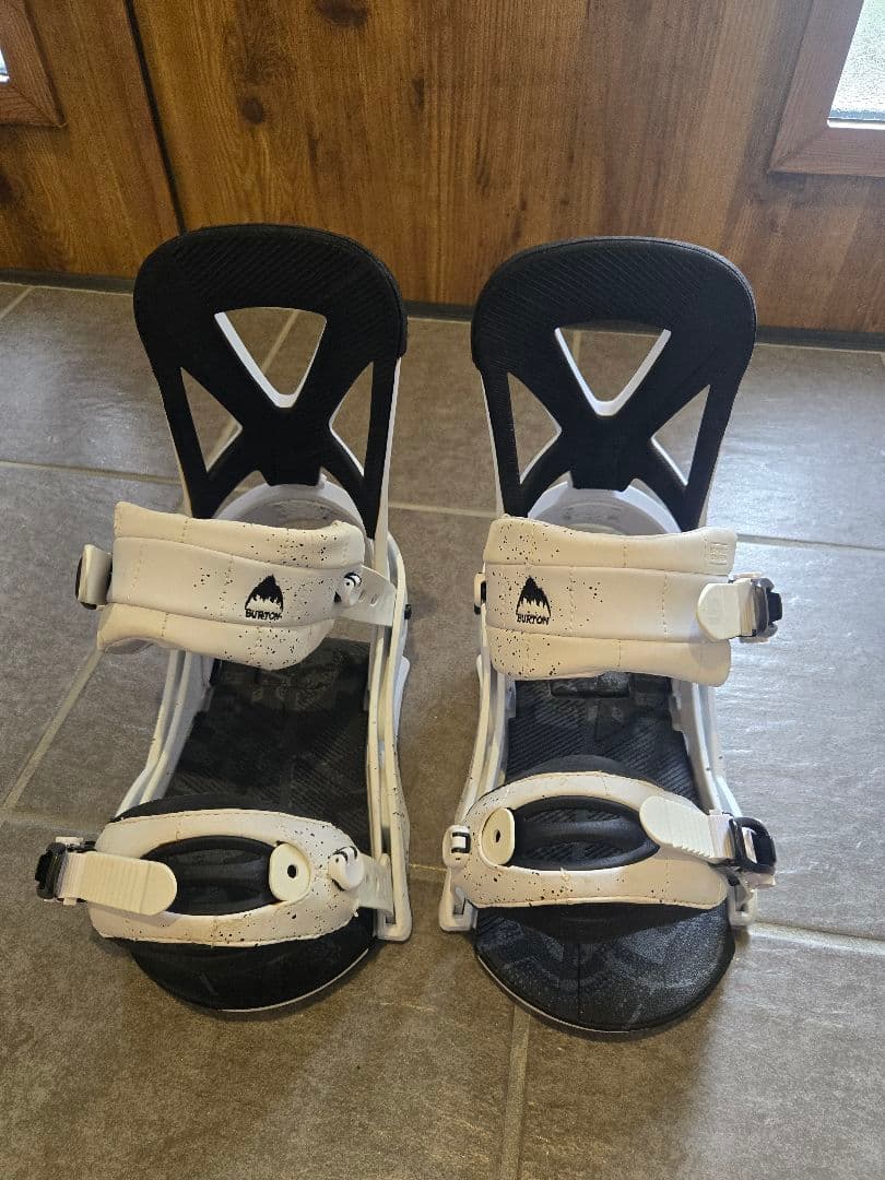 ホワイト/ブラック スノーボードビンディング