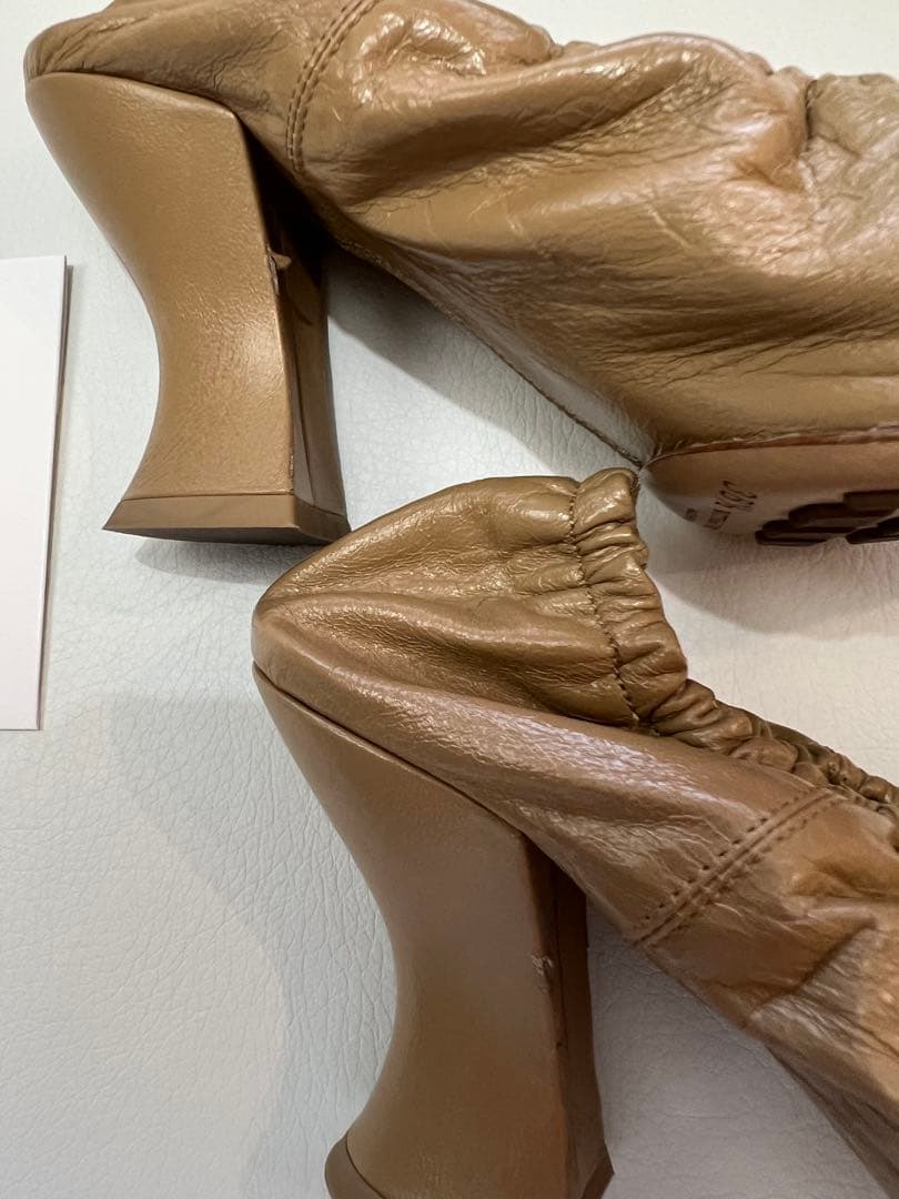 BOTTEGA VENETA アーモンドパンプス