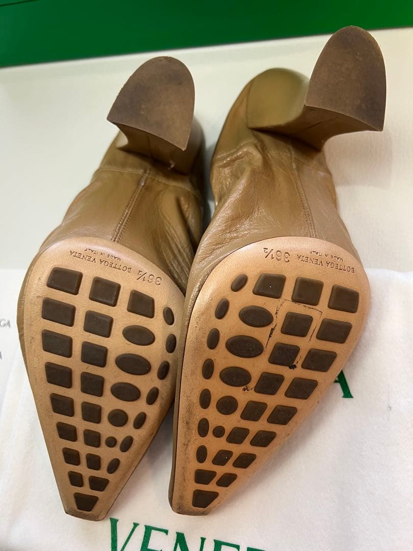 BOTTEGA VENETA アーモンドパンプス