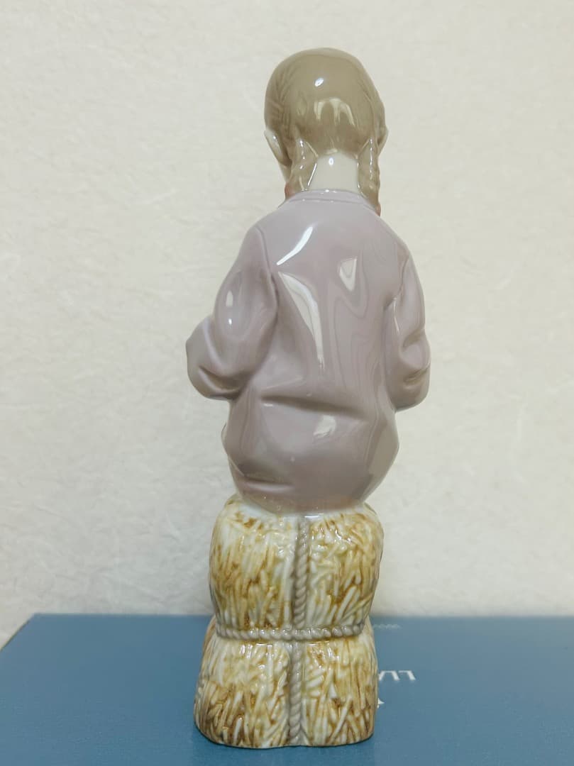 リヤドロ　01008285 少女　子豚　純正箱付き