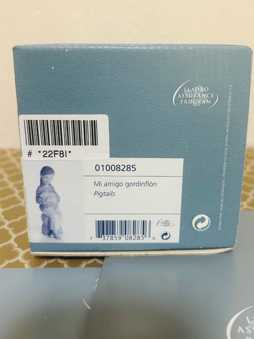 リヤドロ　01008285 少女　子豚　純正箱付き