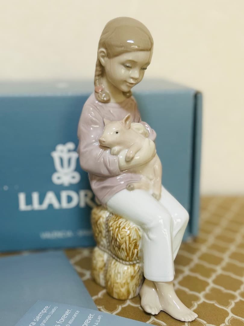 リヤドロ　01008285 少女　子豚　純正箱付き