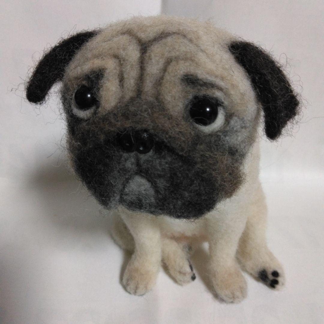 羊毛フェルト　ハンドメイド　パグ　お座りポーズ　困った顔