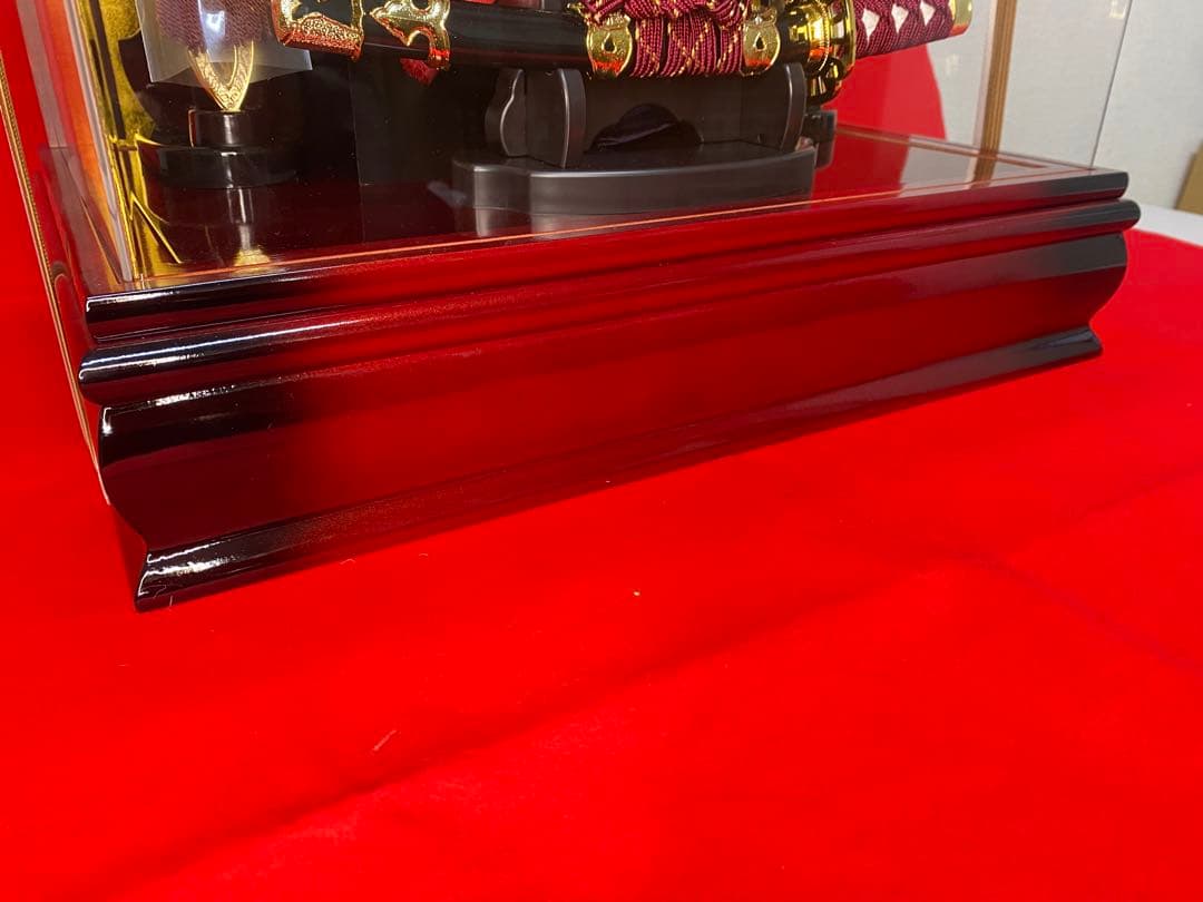 五月人形　彫金貫前兜飾り　パノラマアクリルケース入