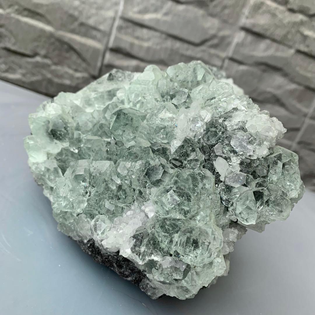 雪をかぶったような淡いグリーンフローライト原石クラスター