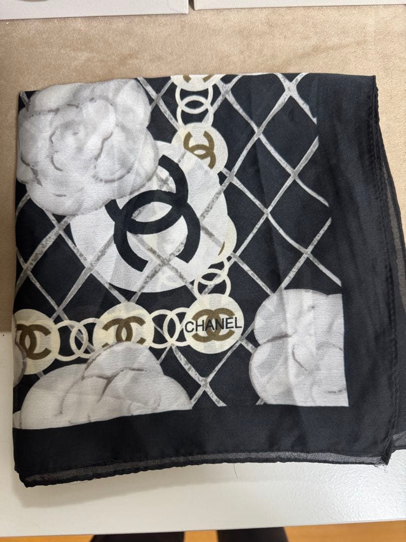 CHANEL シルクスカーフ 花柄 黒白