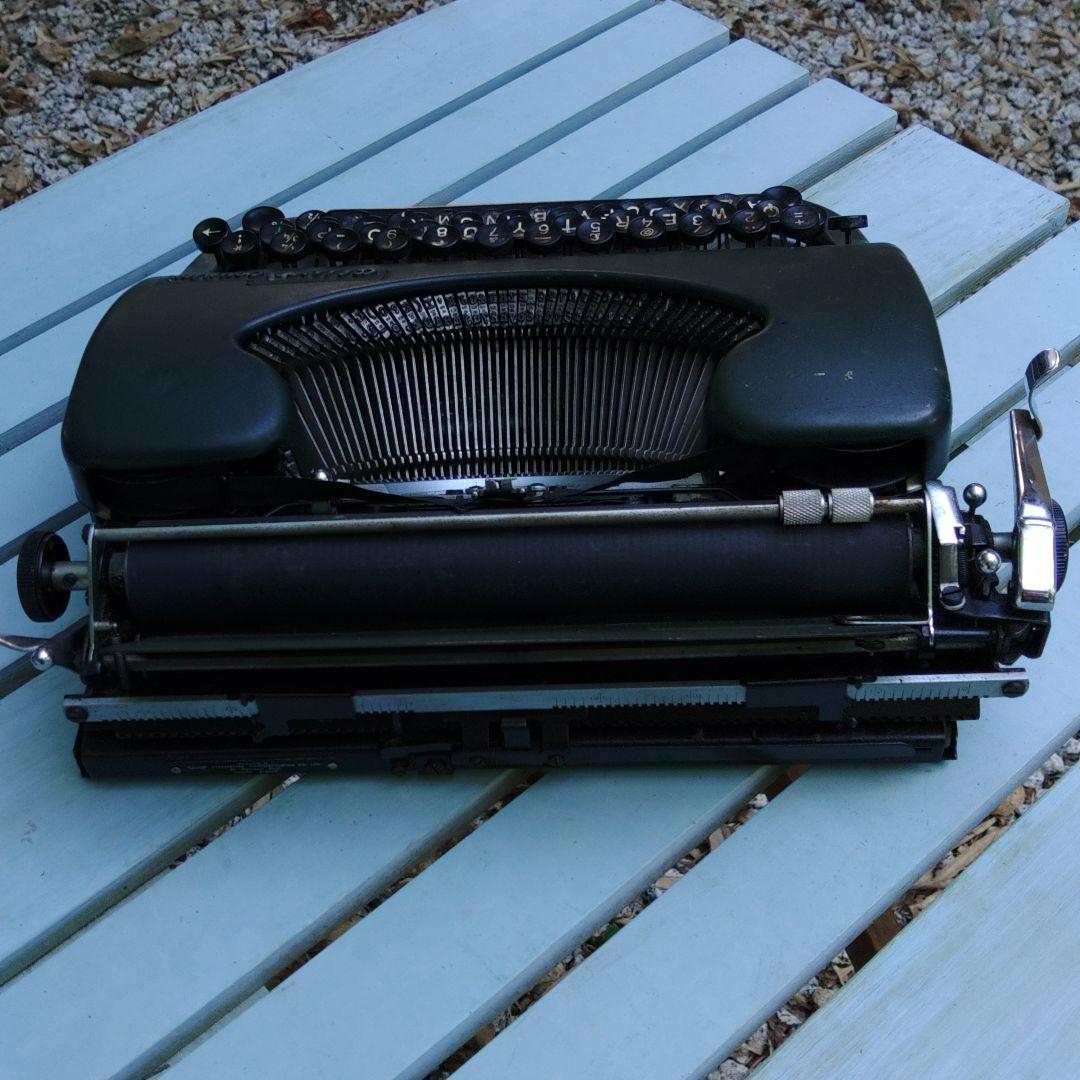 アンティーク　英国製タイプライター　レトロ機器