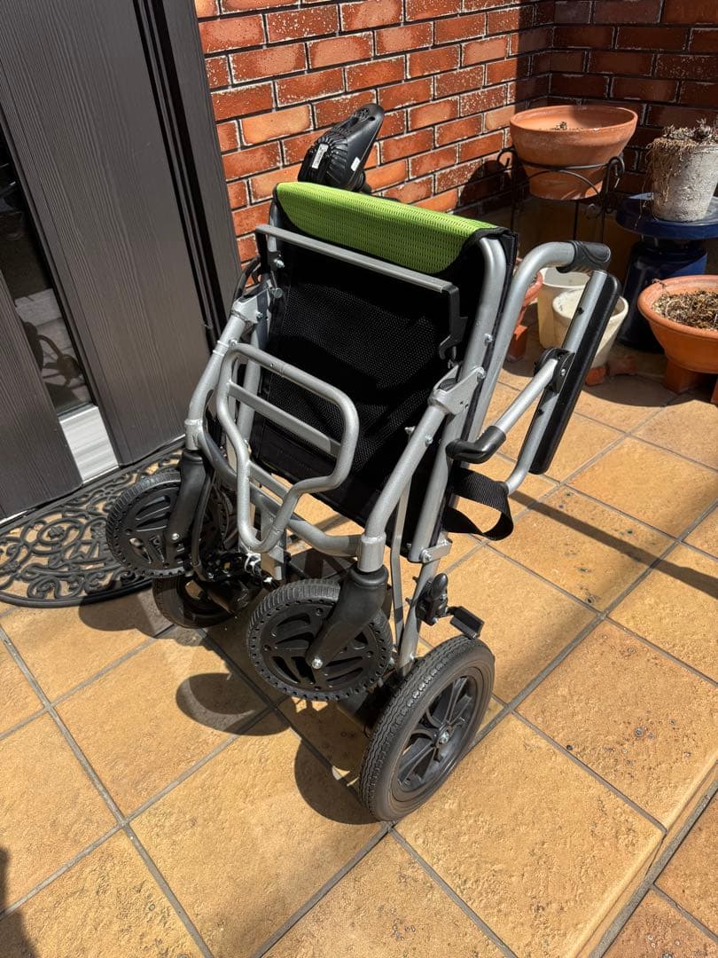 緑色の電動車椅子 折りたたみ可能