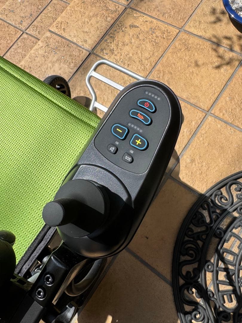 緑色の電動車椅子 折りたたみ可能