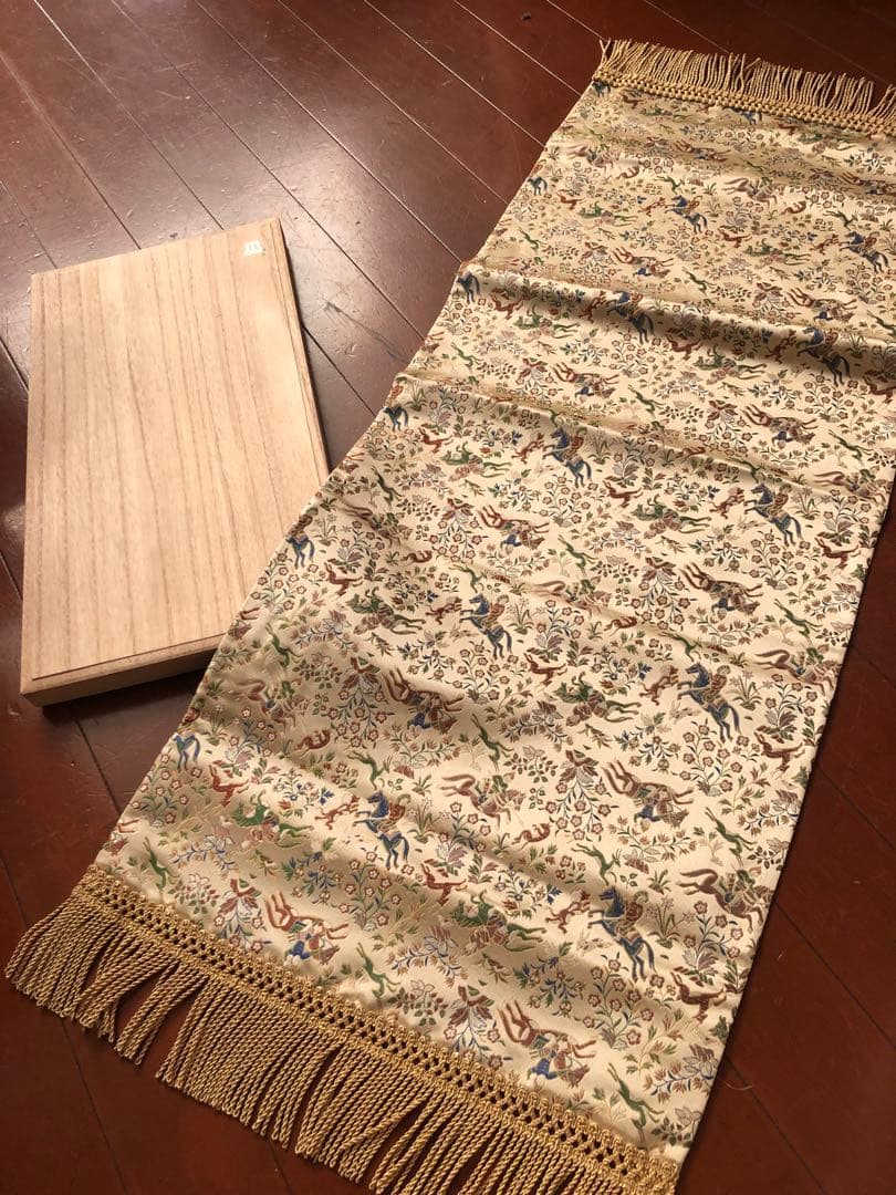 川島織物　テーブルセンター重宝裂　狩猟紋錦金色フリンジ付き大きいサイズ2.2万円