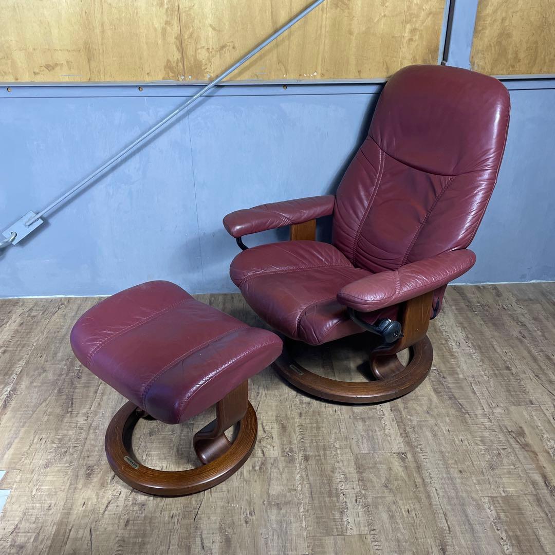 Ekornes 赤いリクライニングチェアとオットマン①