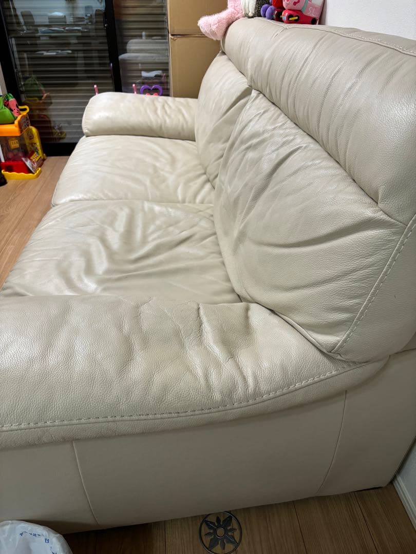 クリーム色 レザー 3人掛けソファ