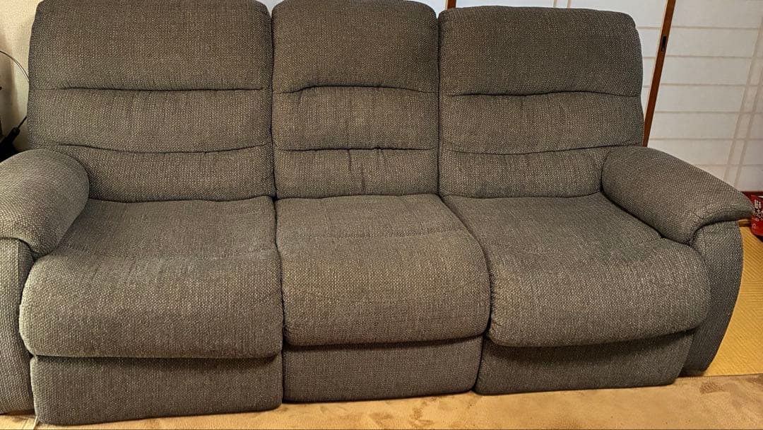 リクライニング機能付きグレー3人掛けソファ