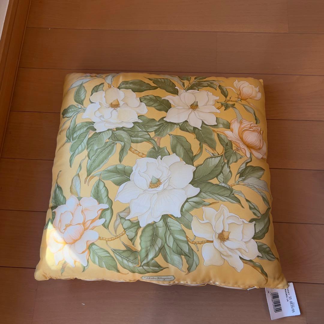 新品☆未使用 フェラガモクッション