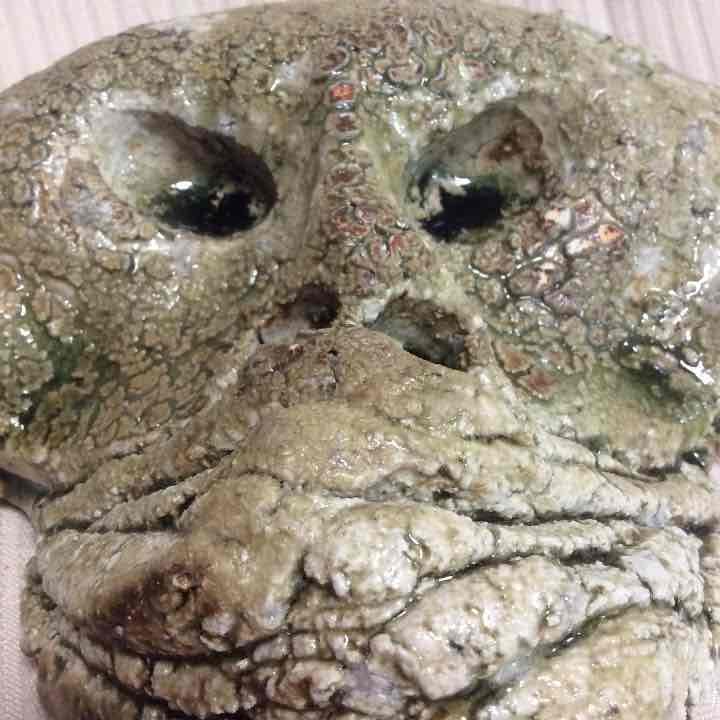 陶器でできた壁掛け