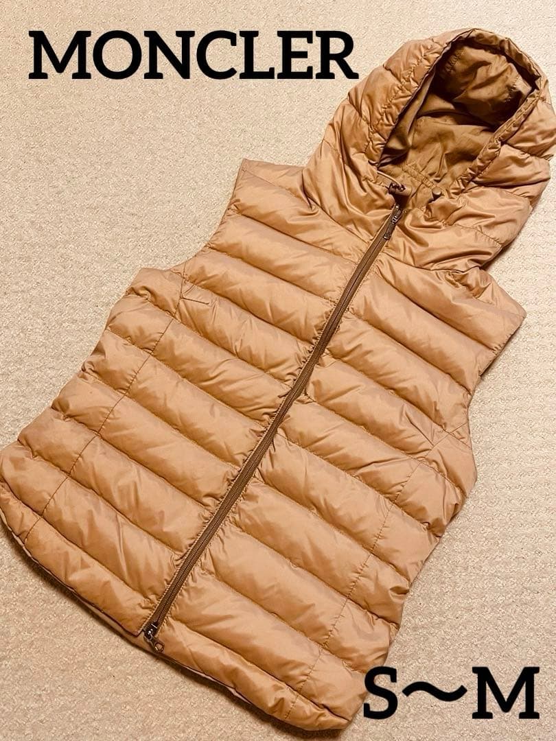 モンクレール　フード付きベージュダウンベスト　レディース　レアなリバーシブル