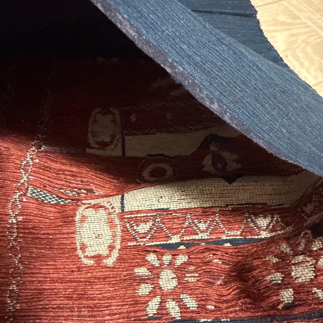 ネイビーブルーの花柄テーブルランナー