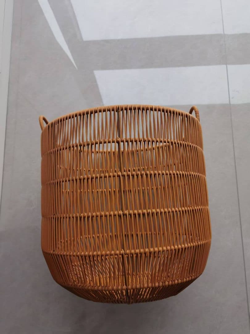 オレンジ色のプラスチック製バスケット