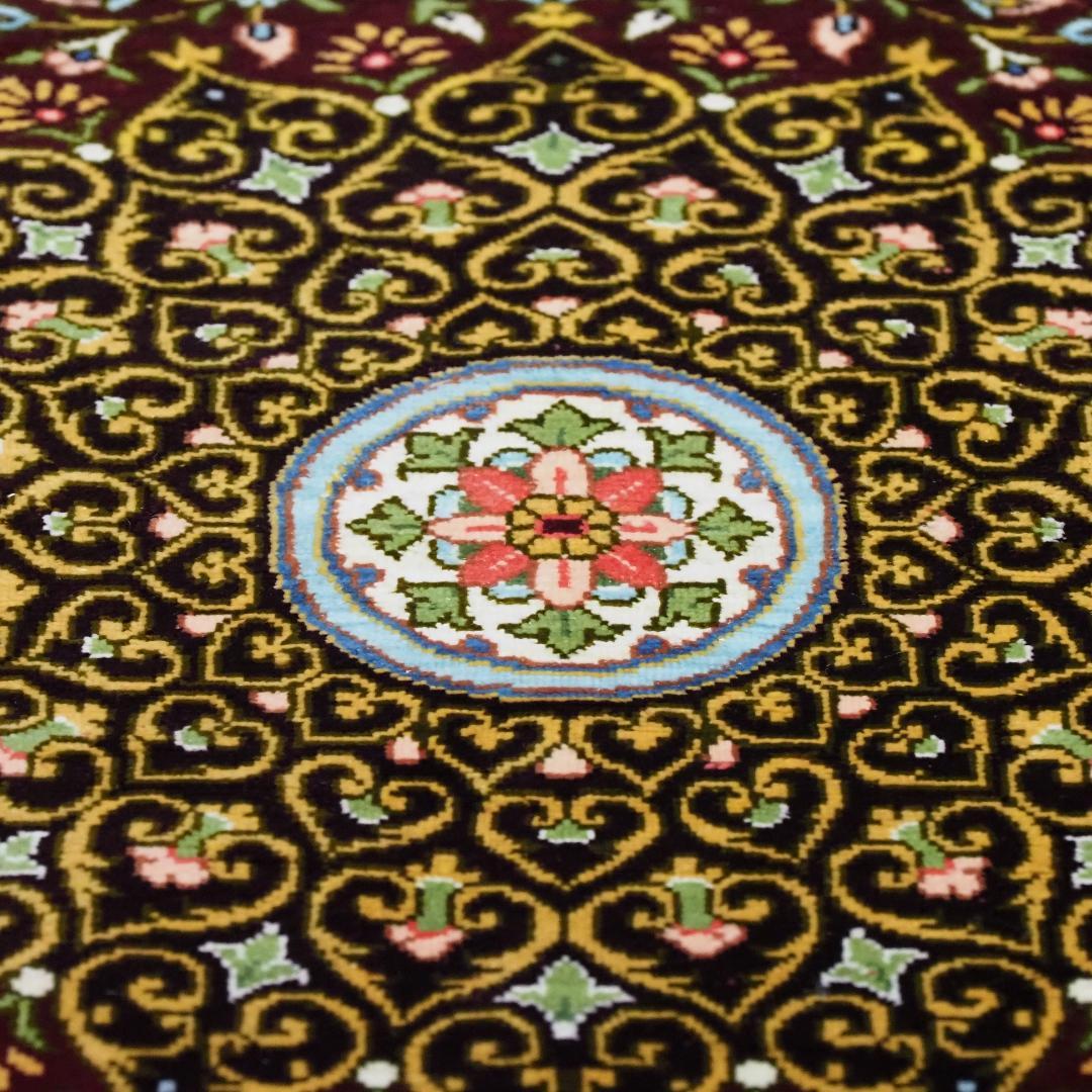 ペルシャ絨毯（シルク）　クム産　１２０×８０ｃｍ