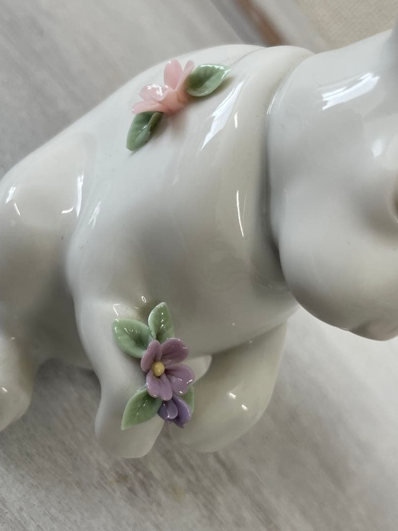 ［最終お値下げ］リヤドロ 「花飾りの白うさぎ」フィギュリン