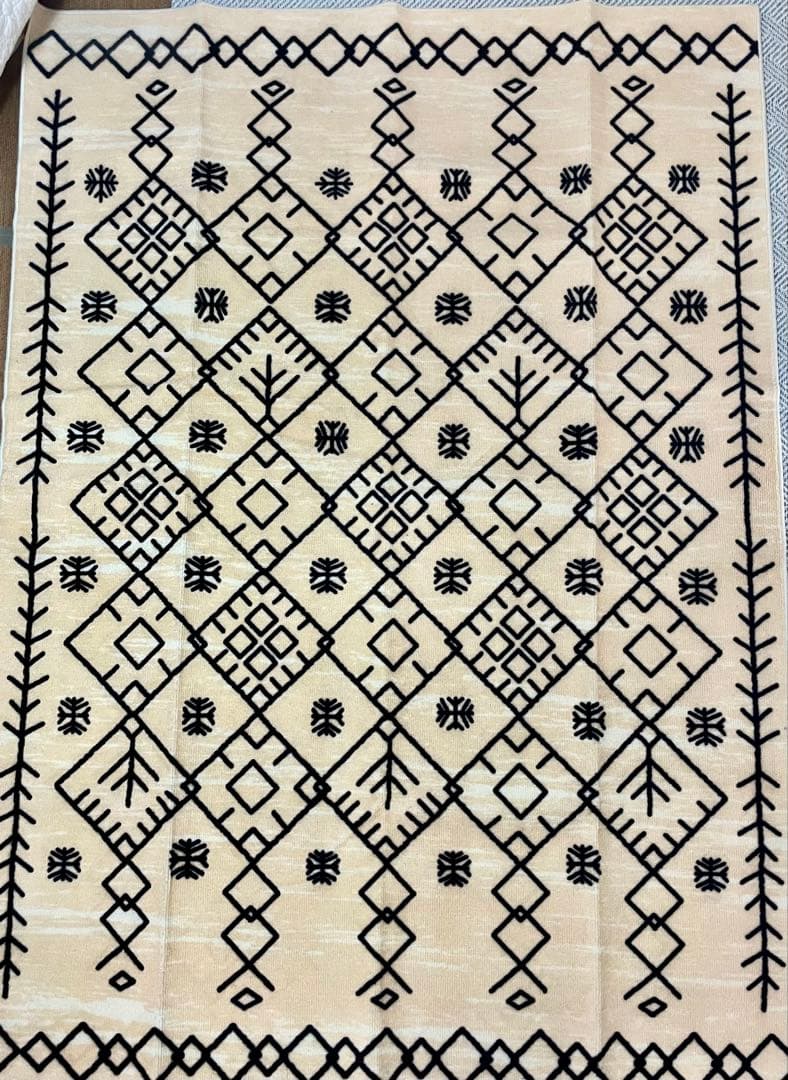 幾何学模様のベージュラグ